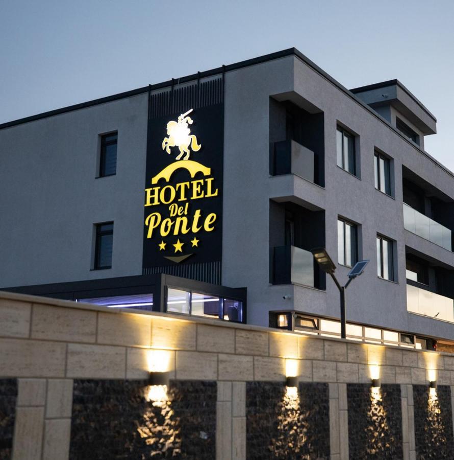 Hotel Del Ponte Targoviste Exteriér fotografie
