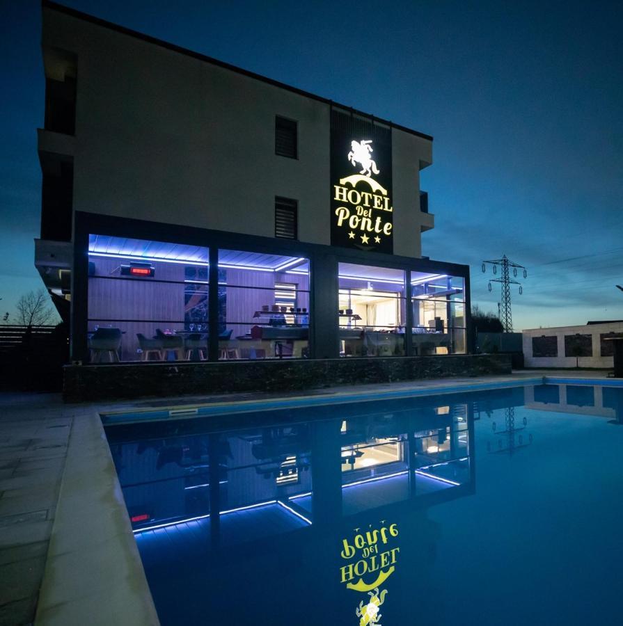 Hotel Del Ponte Targoviste Exteriér fotografie