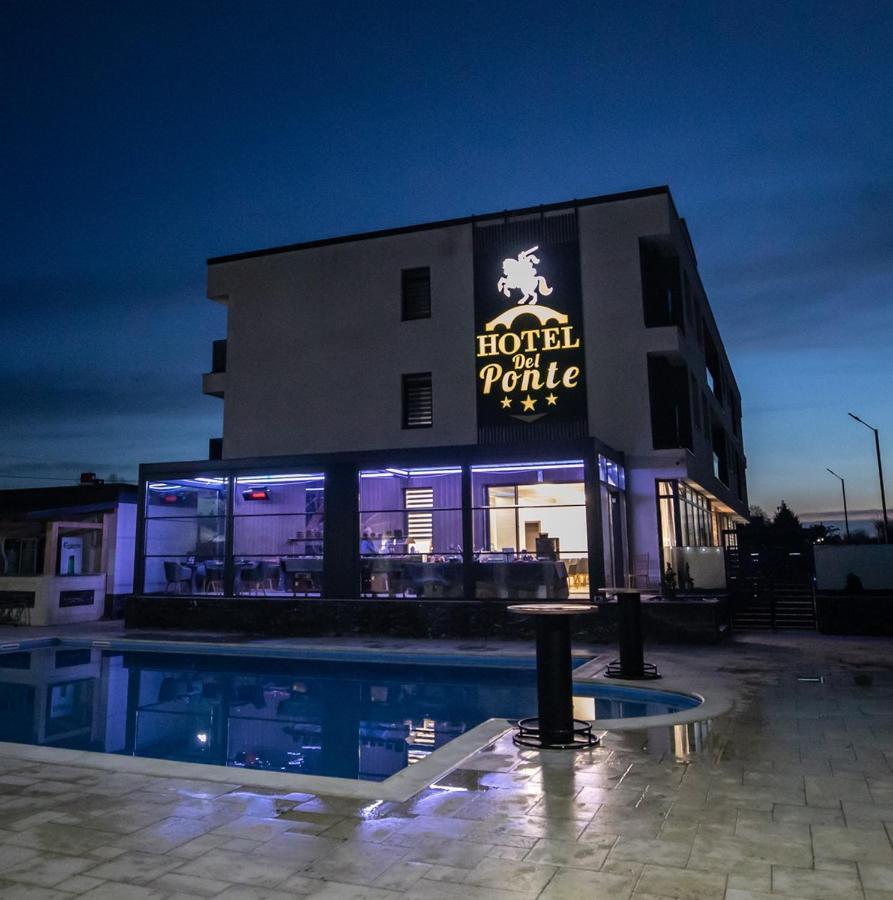 Hotel Del Ponte Targoviste Exteriér fotografie