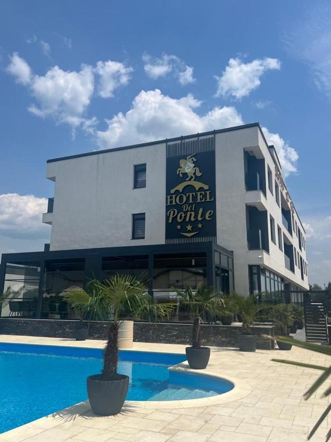 Hotel Del Ponte Targoviste Exteriér fotografie